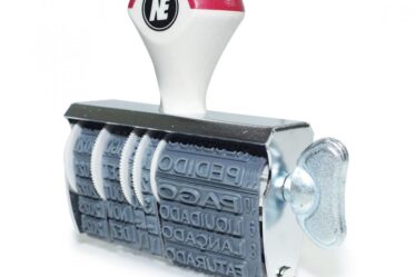 Carimbo datador com texto: o aliado da organização no seu dia a dia